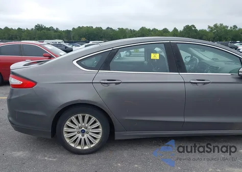 2013 Ford Fusion Energi Titanium z USA, uszkodzony, nr VIN 3FA6P0SU4DR285304
